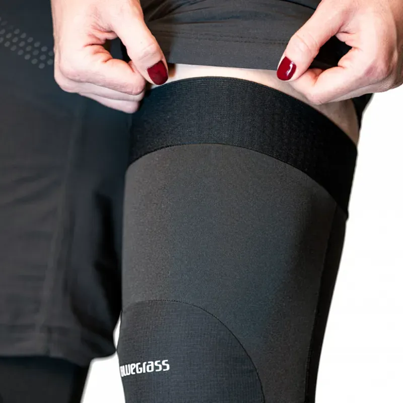 Aura Knee Pads Black-3