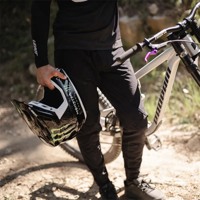 Leatt 1.0 MTB Ride Kit 2026: GHOST BLACK-1